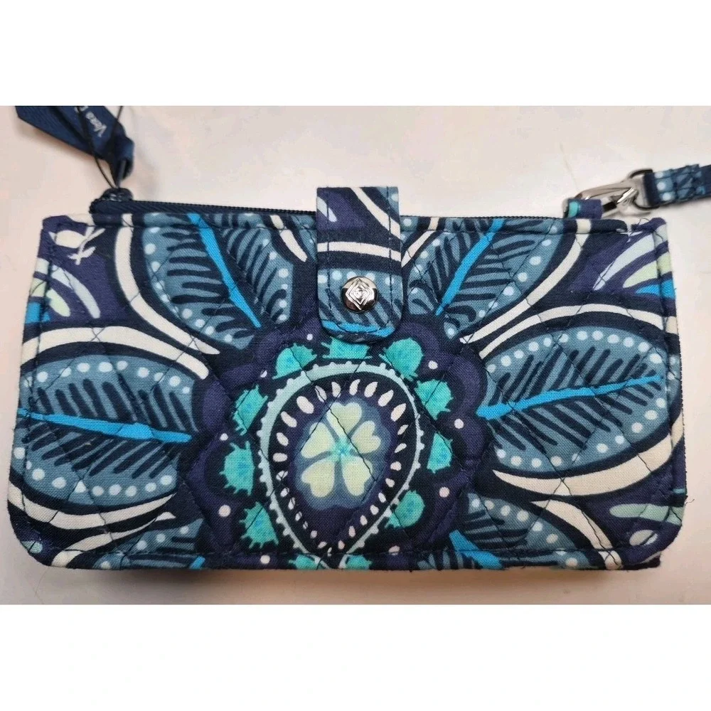 Vera Bradley Blue Island RFID Trifold Wallet Wristlet Retired New Without Tag - Picture 2 of 14
